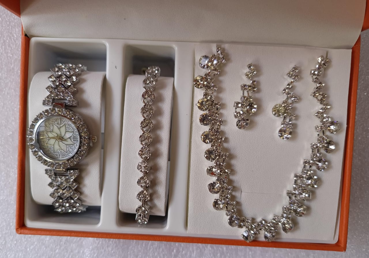 4pcs Ladies Watch Gift Set