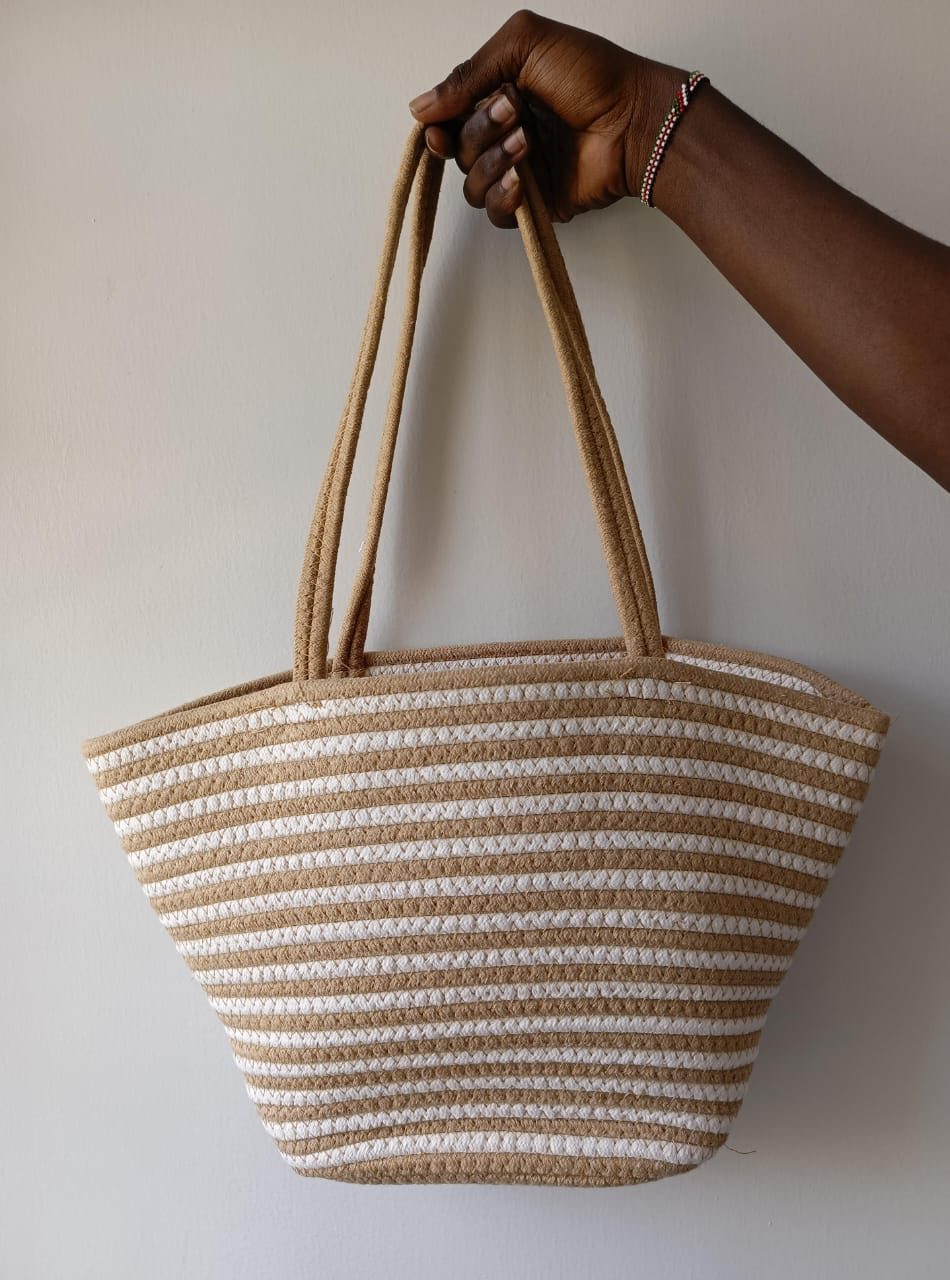 Large capacity straw woven bag