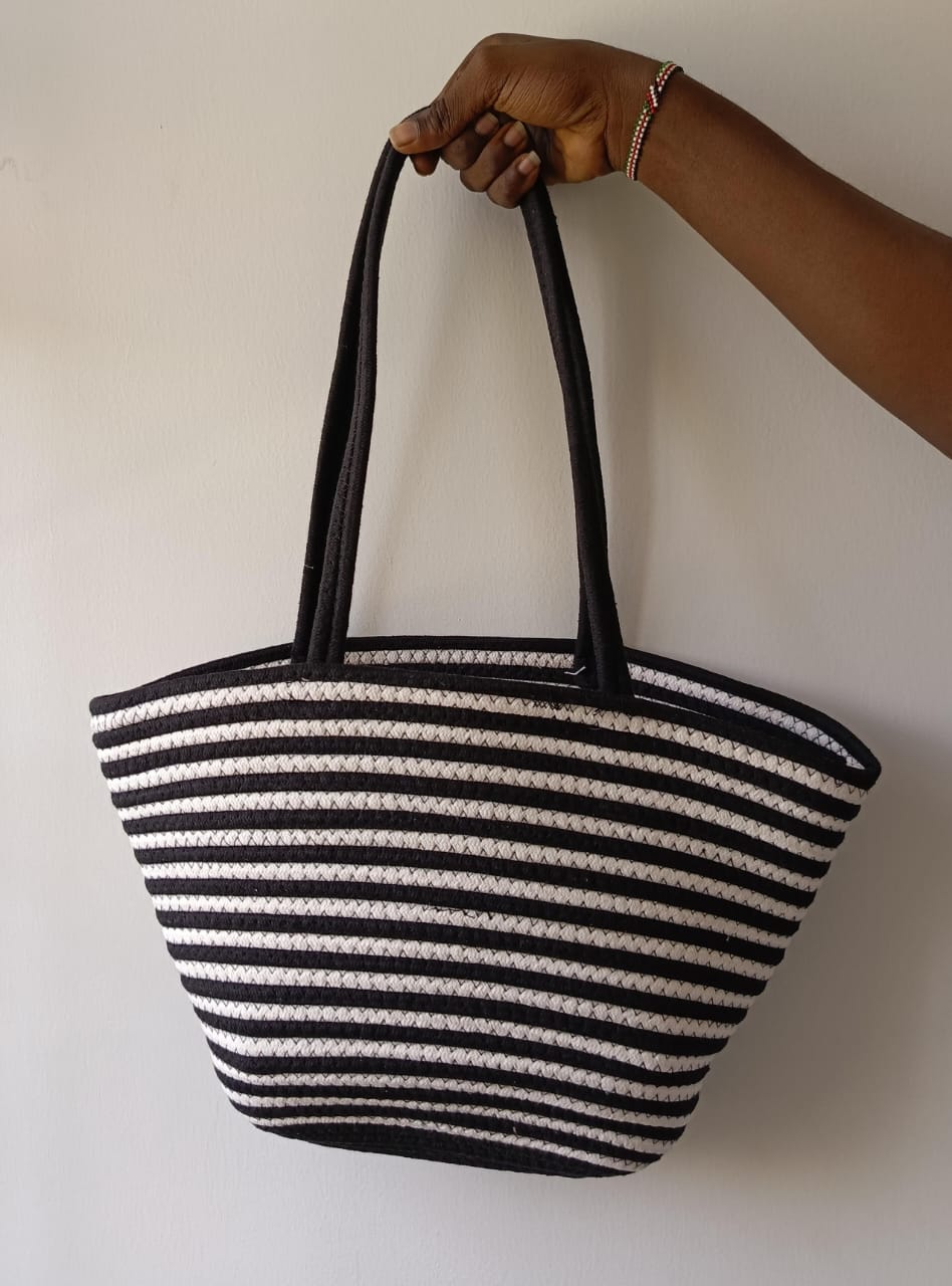 Large capacity straw woven bag