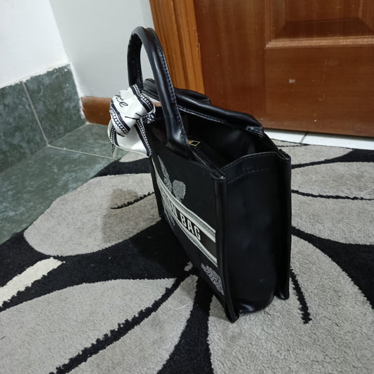 Fashionable summer handheld bag