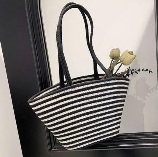Large capacity straw woven bag