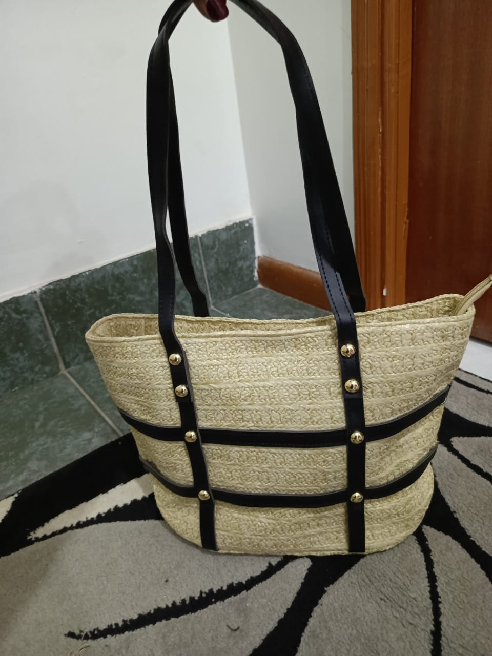 Womens' minimalist tote bags