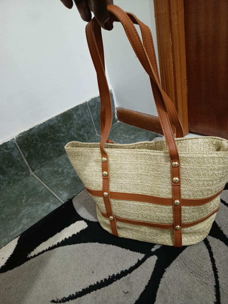 Womens' minimalist tote bags